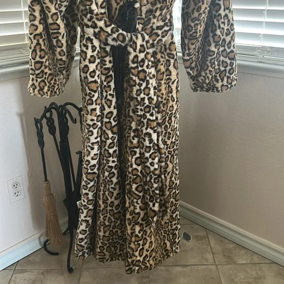 NWB Minky Couture Luxurious And Soft Leopard Print Robe - Picture 4 of 13